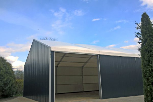 Boczne wejście do hali namiotowej Białystok