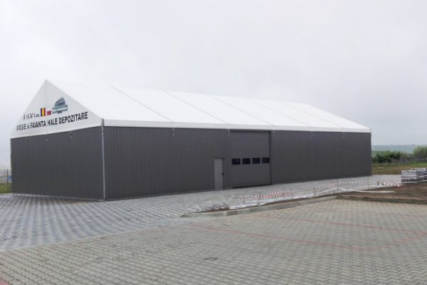 Szeroka hala namiotowa