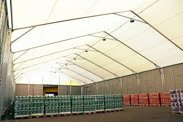 Wnętrze hali namiotowej z produktami spożywczymi Białystok